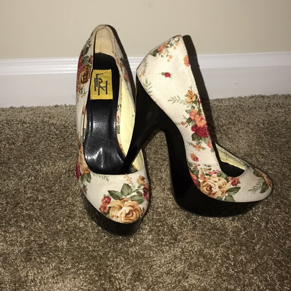 Unique flowery heels!!!